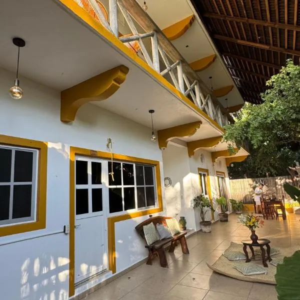 Casa Eulogia y Fortunata con AC y Desayuno a pasos del mar, hotel in Zipolite