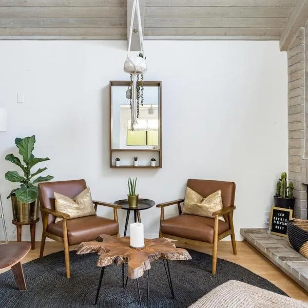 Silver Triangle Oasis with Verdant Backyard, hotel a Los Angeles