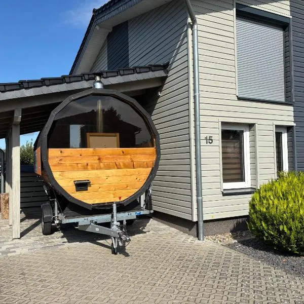 Wood&Stone - Modernes Haus in Seenähe am Tankumsee mit Terrasse, Outdoorküche, Kamin, Homeoffice Bereich & voll ausgestatteter Küche im Naherholungsgebiet, hotel in Isenbüttel