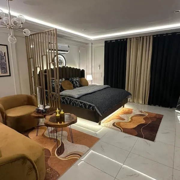 Luxury Cozy Studio Apartment with Eiffel View and Magical Lights, hotel din Lahore