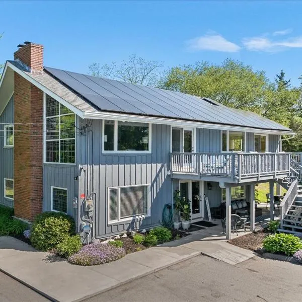 Unique Retreat with Private Patio, 4 King Beds and BBQ, hotel v destinaci Groton