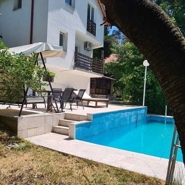 Private Villa with Swimming pool M&E, hotel v destinaci Košelji