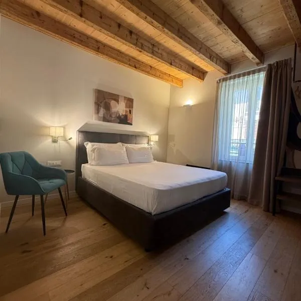 Malvezzi24 Boutique Rooms, hotel a Desenzano del Garda