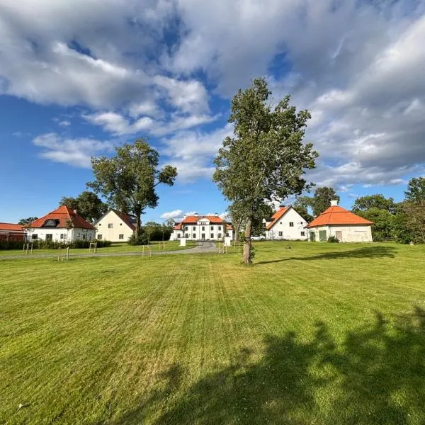 Östra Flygeln Grinda Säteri, hotel v destinaci Malmköping