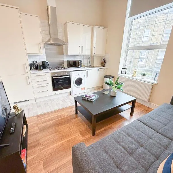 2-Bedroom Hammersmith Flat with WiFi, washer, dryer near Shepherds Bush & Westfield London by Staylio London, hotel u Londonu
