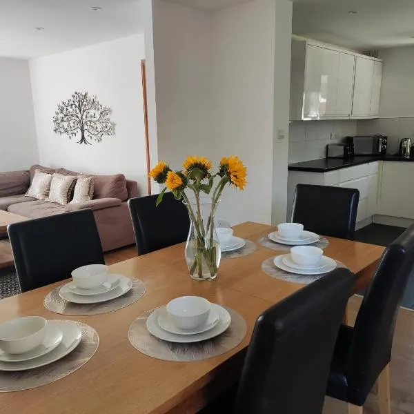 3 bedroom house 3-8 guests, CONTRACTORS, parking, Wi-Fi, close to Hospital, JP Morgan, nature reserves, golf courses, beach, hotel in Bournemouth