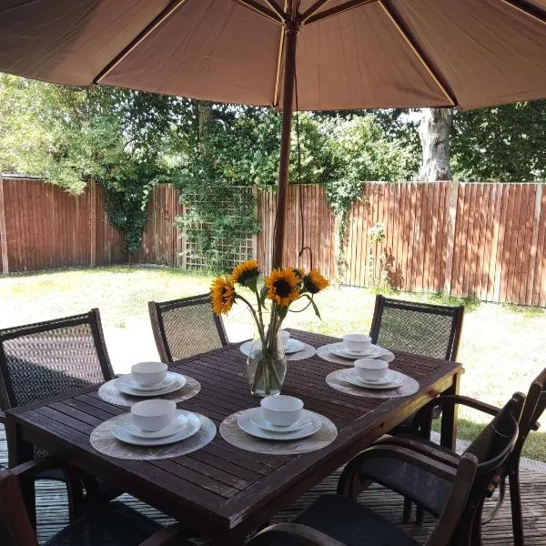 Viesnīca 3 Bedroom house, Garden, BBQ, Parking 3 cars, Wi-fi, Smart TV, STAY For Work, close to the Beach, Shops, Hospital, Airport Bornmutā