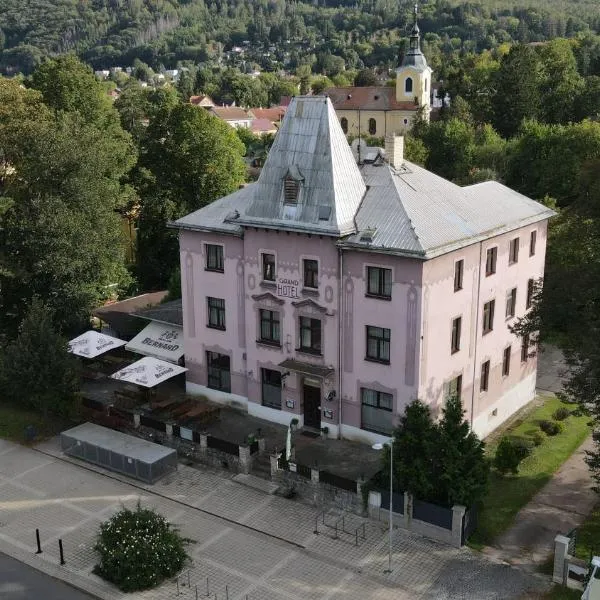 Hotel Grand, ξενοδοχείο σε Řevnice