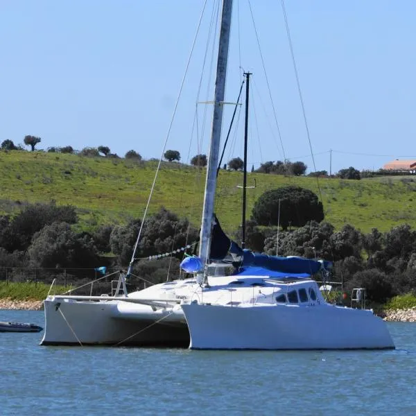 Cabines Catamaran Breakfast-Brunch Included, Optional Lunch & Dinner, hotel en Alvor