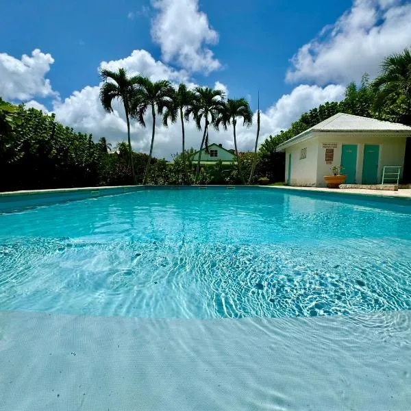 Vue mer et montagne, piscine, proche de la plage avec citerne d eau et parking, hotel a Le Gosier