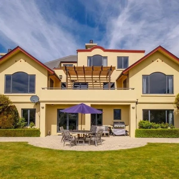 Warm and spacious 2 bedroom, downstairs apartment, hotel in Wanaka