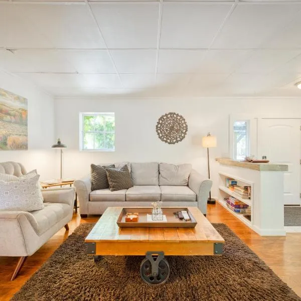Charming Milk Barn Home on Vineyard Estate, hotel in Forestville
