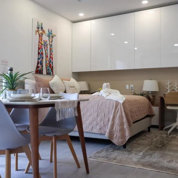 STUDIO apartment near Seven Mile Beach at The Grove, hotel in Upper Land