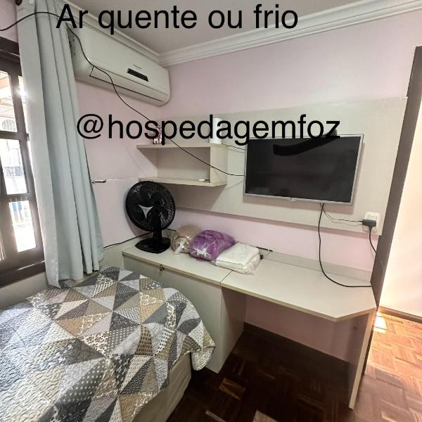 Quarto PRIVADO banheiro compartilhado em Foz piscina wifi estacionamento cozinha E AR