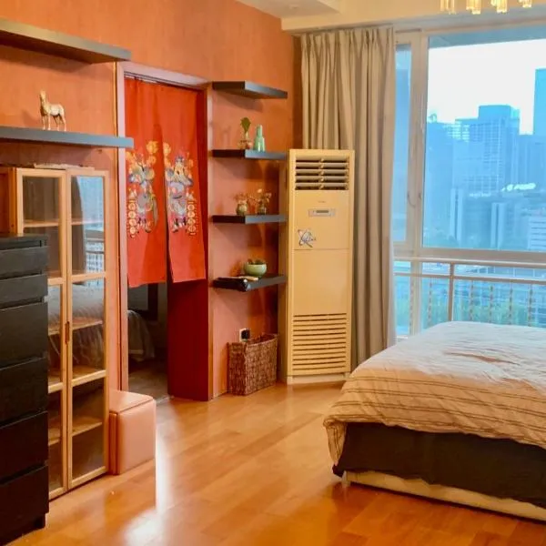 Beijing city center - Cosy family suite with city view, hotel v Pekingu
