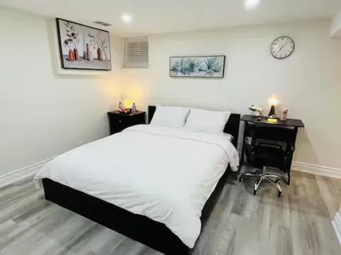 Rm2 - Bright and Gorgeous, hotel in Mississauga