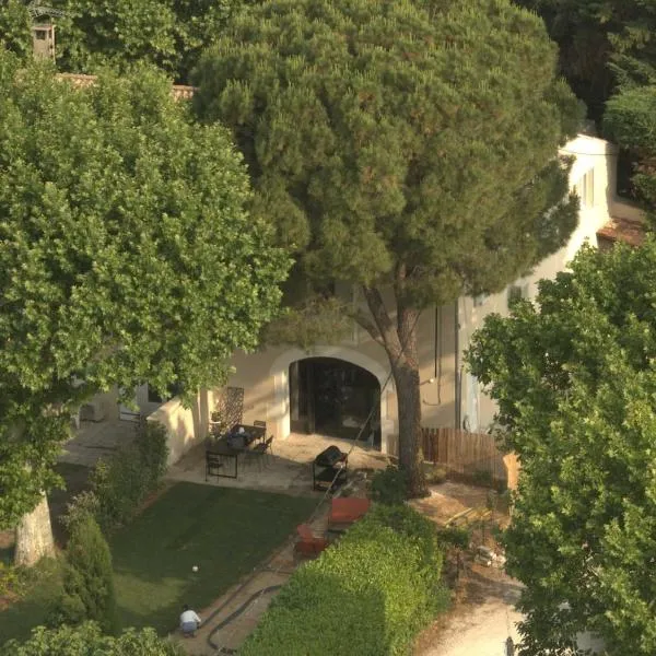 Saint-Andiol में, होटल Gîte dans un mas Provençal - L'Oustalet