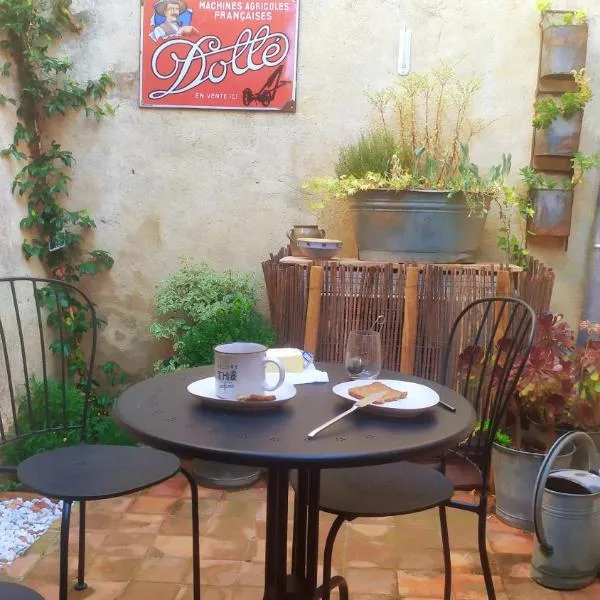 La Casamia Uzès, maison avec cour privative, à 2 pas de la Place aux Herbes, Hotel in Uzès
