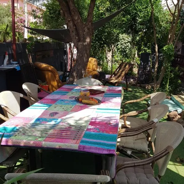 Maison Fi côté nature et relax, mer et centres à 2 pas, 3 chambres triples et privées, parties communes , jardin arboré, tonnelles, barbecue, hotel in Valras-Plage