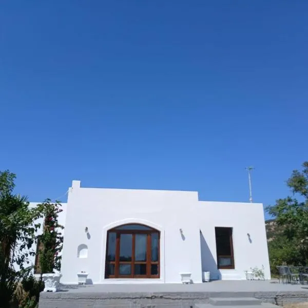 Cottage in Kalikri-Loutro area, hotell sihtkohas Kalamitsa