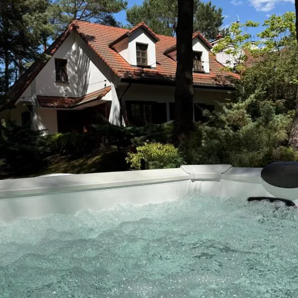 Willa Las&Luksus Jacuzzi, Sauna i Relaks pod Warszawą, hotel in Konstancin-Jeziorna