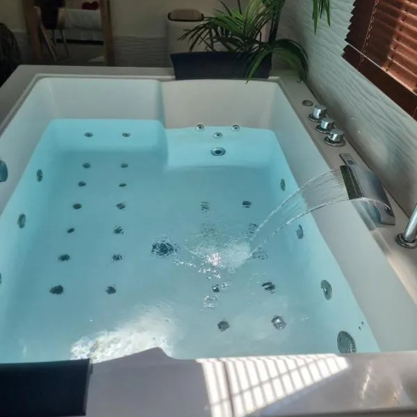 Evasion à 20 minutes de Paris avec jardin et jaccuzi privés, hotel v destinaci Saint-Prix