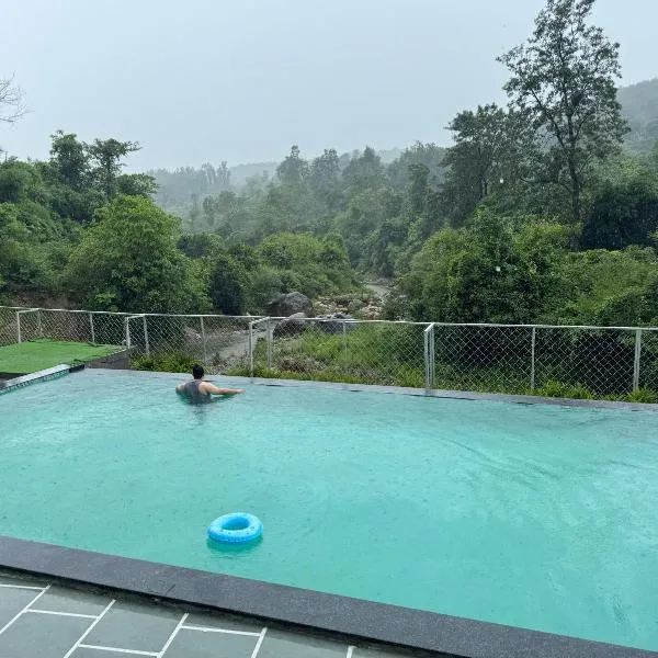 Saraiville- A Boutique Riverside Resort, hótel í Dehradun