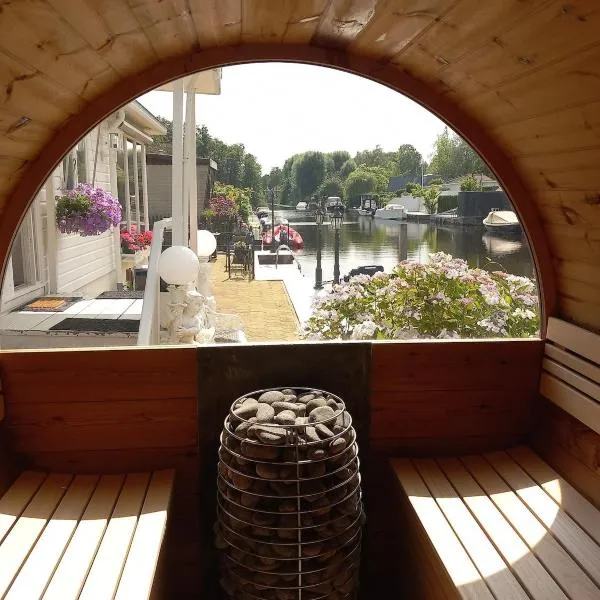 Chalet with waterfront sauna and boat, khách sạn ở Loosdrecht