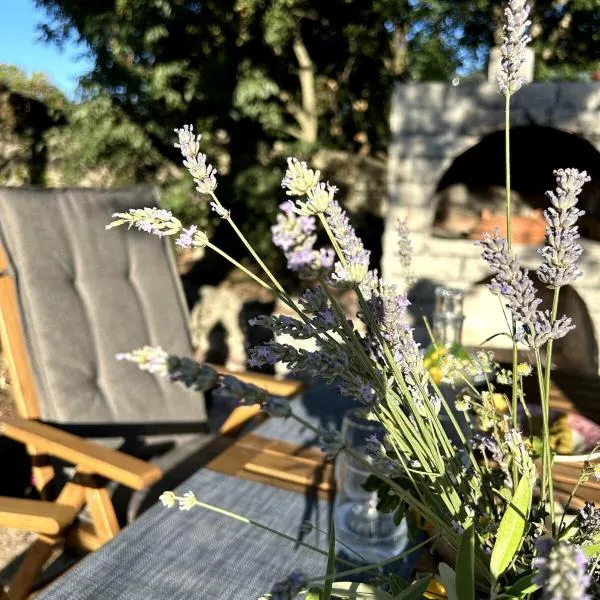 Cozy apartment with private yard, hôtel à Lakmartin
