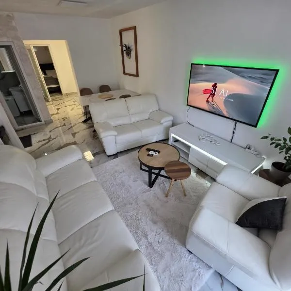Apartmani Komatina Ðenovići 1, hotel v destinaci Đenovići