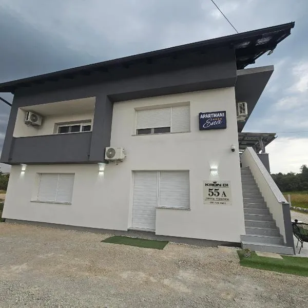 ENA 1&2 - BIG free parking 2200 m2 -suitable for BOATs, TRUCKs, VANs: Karlovac şehrinde bir otel