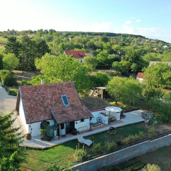 Házikó Balatonalmádi, hotel in Balatonalmádi