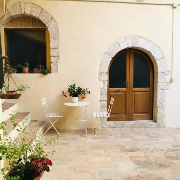 Appartamento La Corte di Trevi, hotel v destinaci Trevi