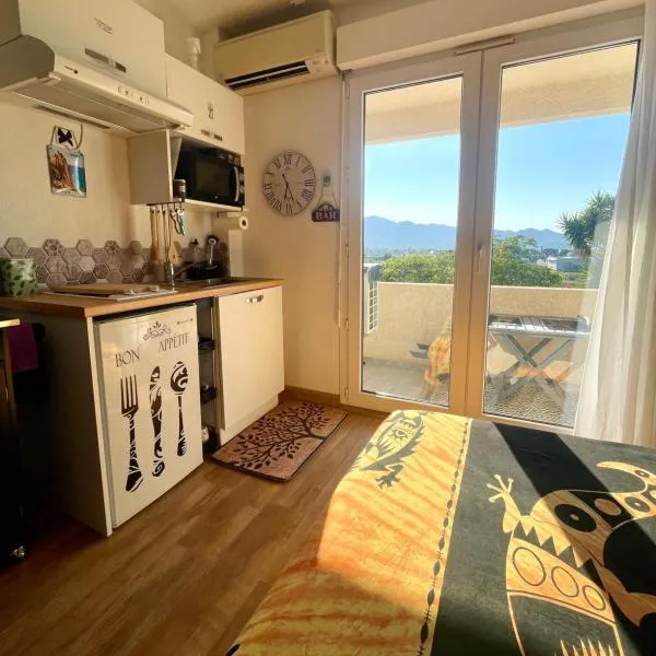 Studio climatisé avec terrasse coucher de soleil ménage compris pour 2 à 3 personnes dans un parc calme avec double piscine au sel et parking privé protégé Proche mer et port, Hotel in Saint-Florent