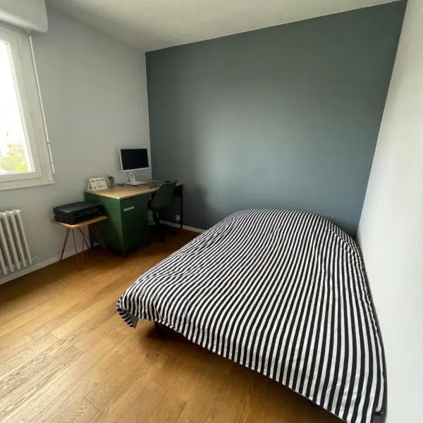 Chambre privée chez l'habitant avec accès à des espaces partagés, hotel in Caen