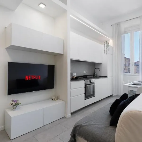 Elegant Junior Home Milano AC & Fast Wi-Fi, hotel in Milan