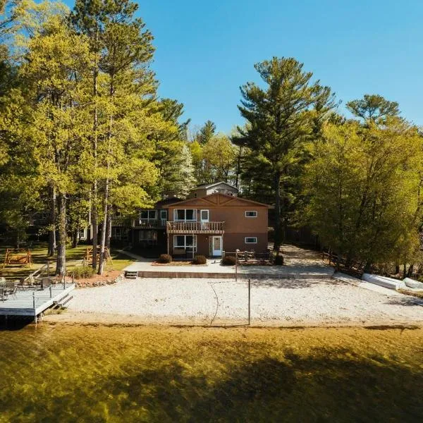 Scenic Spider Lake Beach Resort Pontoon Rentals, hotel in Traverse City