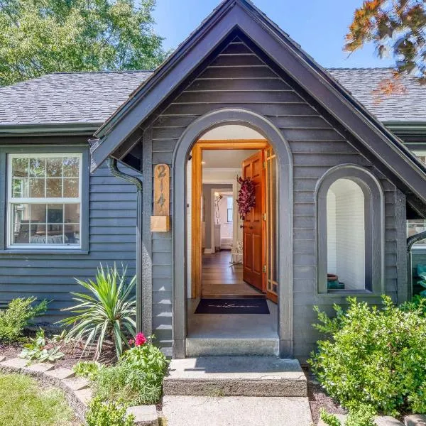 Modern 2 Bedroom Farmhouse Cottage with Hot Tub in Snohomish, hotel v destinaci Snohomish