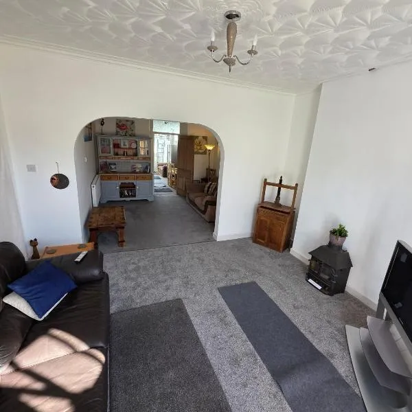 NEWTON HEATH APARTMENT -750mtrs to beach - Spacious ground floor - Sleeps 6, hotell sihtkohas Porthcawl