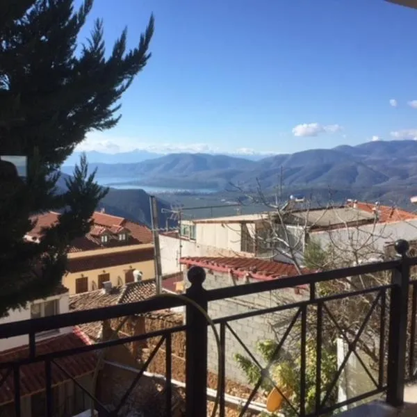 Stone House Overlooking the DELPHIC LANDSCAPE - SEA, hotel v destinaci Delfy