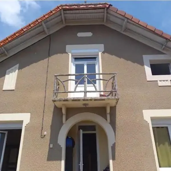 Grande maison de bourg, hotel in Montpon-Ménestérol