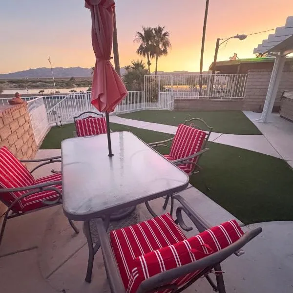 RIVERFRONT RUBY RED HOME WITH PRIVATE DOCK, hotel v mestu Bullhead City