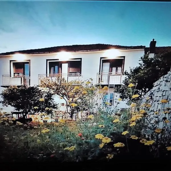Zorin House Rooms, hotel in Jezera