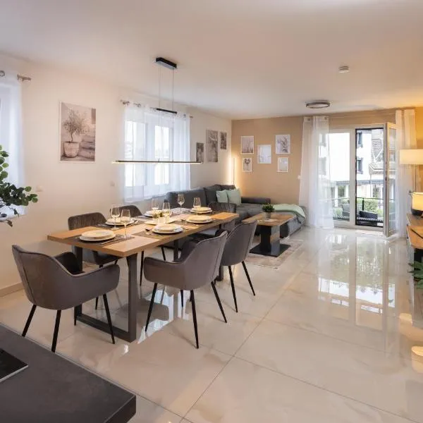 Blue Sky Flat, Apartment, 73qm, 4-6 Personen, Neubau Süd-Balkon mit Lounge-Möbeln, Schwarzwald-PLUS inkl 80 Gratis-Attraktionen täglich, hotel in Baiersbronn