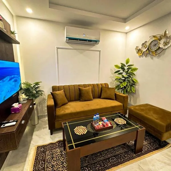 Apartment in Bahria Town Lahore, 1BHK with 2 ACs, 2 LEDs, Wifi, and Board Games, hotel di Lahore