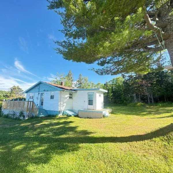 The White Pine Cottage on the Cabot trail, hotel in Englishtown