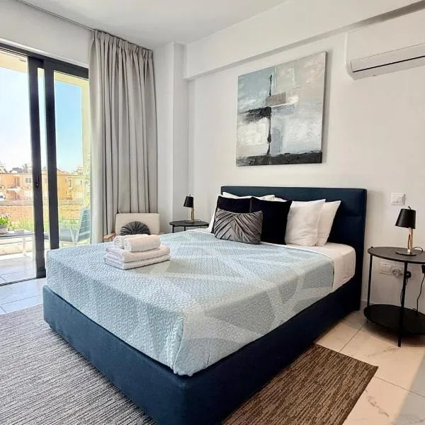 Chill and Stay-Luxury Studio in Kato Paphos, hotel v destinaci Paphos City