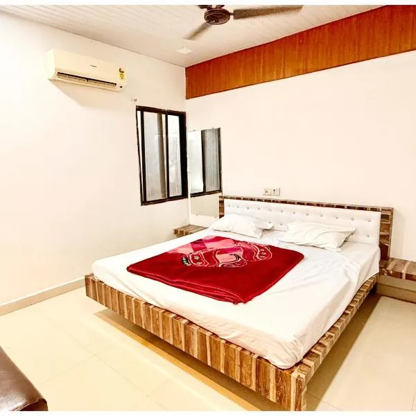Near Mahakal Temple Hotel SRI- D K D ! Ujjain,Near Railway station, Fully Air conditioned Rooms & Spacious Room With wifi- Lift and Restaurant Facilities, BEST HOTEL IN UJJAIN, hotel in Ujjain