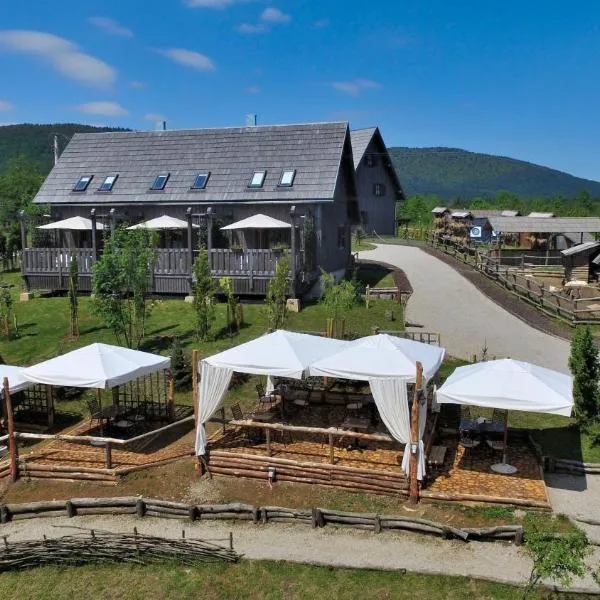 Plitvice Lakes Hotel Ethno Houses، فندق في بليتفيتْشكا ييزيرا