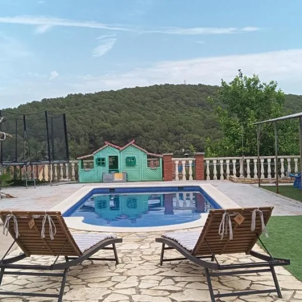 Brad House, hotel u gradu Can Trabal